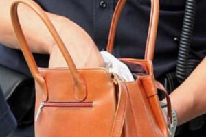 Bătrân şi fără minte! A furat şi apoi s-a ascuns sub un teanc de pături