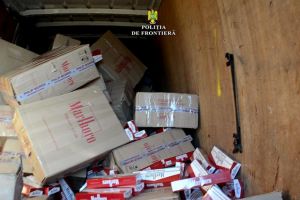Microbuz burduşit cu peste 32.000 de pachete cu ţigări, descoperit într-o curte din Vicovu ...