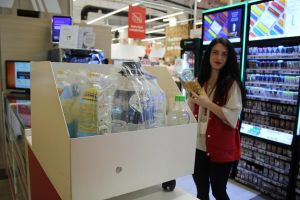 Auchan colectează uleiul alimentar uzat şi oferă în loc apă, ulei şi detergent de vase