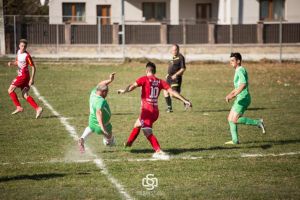 Rundă favorabilă pentru liderii celor două serii