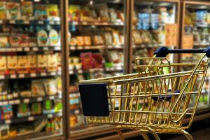 Preţurile la ALIMENTELE DE BAZĂ au EXPLODAT. Românii dau mai mulţi bani şi pe MEDICAMENTE