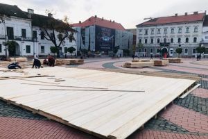 Patinoarul privat revine pe pavajul din Piaţa Libertăţii, al primăriei zace gol