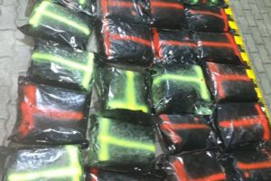 Zeci de kilograme de cannabis, descoperite in rezervorul unui TIR (galerie foto)