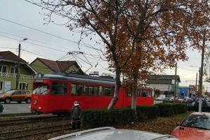 Accident în municipiu! Un AUTOTURISM a intrat într-un TRAMVAI