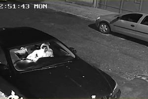 FOTO. Hoţul care a spart o maşină în Satu Mare a fost prins. A mai dat o lovitură în aceeaşi noapte