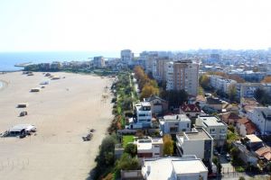 Mai multe constructii ridicate fara autorizatie pe plaja, in zona Faleza Nord, vor fi desfiintate 