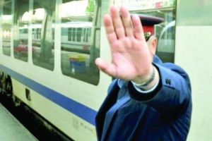 Revizor de cale ferată, „deraiat” la serviciu