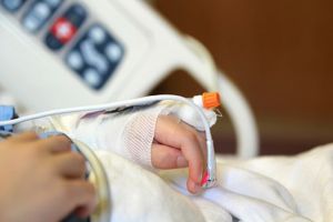 Monstrul din Curtuişeni: Un bihorean şi-a băgat copilul de 5 ani în spital, desfigurat, cu răni pe tot corpul, inclusiv pe organul genital