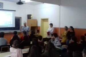 Acţiune de prevenire a consumului de droguri, alcool şi tututn la o şcoală din Târgu-Mureş