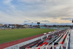 VIDEO FOTO – Gazon nou pe stadionul „Municipal” – A fost montată şi nocturna