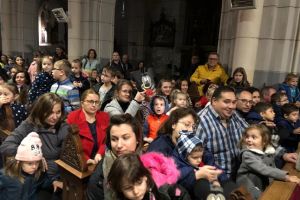 Sute de copii de la Grădiniţa „Lenau”, la biserică, de Sf. Martin: teatru de umbre, lampioane şi cântece