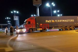 FOTO. Accident în sensul de la Kaufland. Un TIR a lovit în plin o maşină