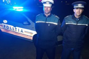 Salvaţi de poliţişti înainte de PRĂBUŞIREA acoperişului!