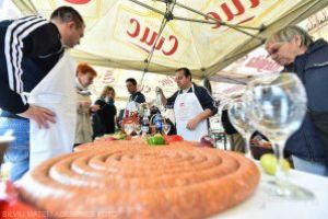 70 de echipe înscrise la Parada Cârnaţilor; reţeta câştigătoare va fi introdusă în producţie