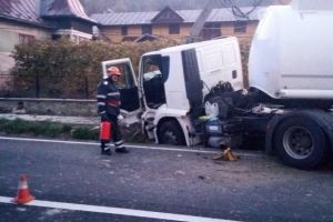Accident rutier pe DN1. Un TIR incarcat cu tone de motorina si benzina a intrat intr-un stalp electric 