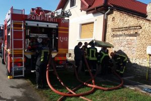 Ulei uzat, aruncat într-o fântână publică din Șona. Pompierii au evacuat toată apa (Foto)