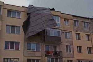 VIDEO| Acoperişuri luate de vânt, un drum blocat, maşini avariate: Vânt violent în vestul ţării