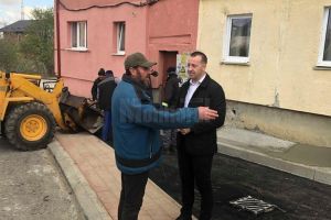 O alee pietruită din Obcini, transformată de Primăria Suceava în stradă nouă, cu locuri ...