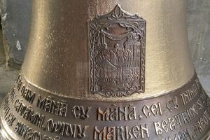 Cele trei clopote care vor fi montate în curând în Turnul Unirii au fost sfinţite marţi