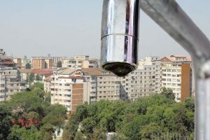 Înecaţi în pierderi! De ce reclamă orădenii că Termoficare şi Compania de Apă le umflă facturile de apă rece şi caldă