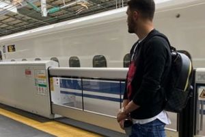 Doi fotbalişti uriaşi atârnă ghetele-n cui