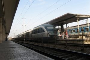 Caz BIZAR în Gara CFR din Arad. Un bărbat a fost găsit RĂNIT între şine