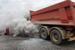 FOTO. Camion în flăcări pe Drumul Careiului. A luat foc în mers