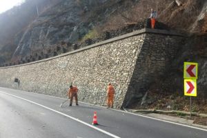 VIDEO FOTO Trafic blocat pe Valea Oltului – Au căzut pietre pe drum
