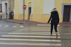 Fată de 14 ani, lovită pe trecerea de pietoni de un şofer din Marghita care conducea băut o autoutilitară 