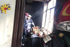 Biblioteca Școlii generale nr. 3 Babadag, cuprinsa de flacari. O persoana a avut nevoie de ajutor medical (video)