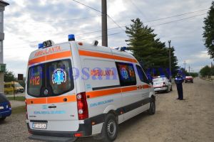 Accident cu doi răniţi în judeţul Botoşani. O maşină a intrat într-un copac