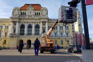 Vin sărbătorile! A început montarea decoraţiunilor de Crăciun în centrul Oradiei (FOTO / VIDEO)