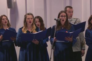 VIDEO Tinerii care au organizat un eveniment de zile mari pentru a construi o casă unei familii din Botoşani. Au convins artişti renumiţi să se alăture cauzei lor