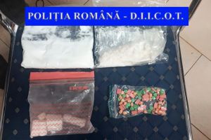 DIICOT: Un barbat din Iasi a fost retinut pentru savarsirea infractiunilor de trafic de droguri de risc si droguri de mare risc