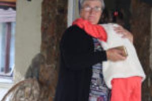 Interese, iubire sau compasiune?! O fetiţă din Bocşa a devenit obiectul unei executări silite!