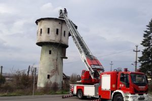 FOTO Cad ţigle de pe mai multe clădiri din Sibiu – Vântul face ravagii