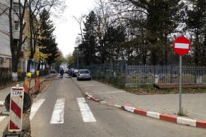 Se întâmplă la Botoşani! Zeci de şoferi, obligaţi să coboare din maşini, printr-un gard, din cauza unei decizii negândite a administraţiei locale