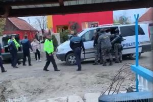 Scandal cu focuri de armă în Bihor: trei bărbaţi şi o femeie au fost reţinuţi după ce au atacat poliţiştii (VIDEO)
