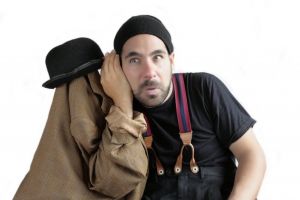 Magicieni, clovni şi dinozauri la Teatrul Gong de moş Nicolae