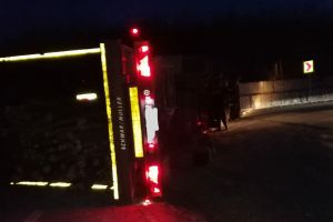 Un TIR încărcat cu lemne s-a răsturnat pe DN 15 A, la Teaca (FOTO)