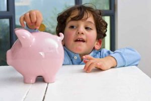 Alocaţia pentru copii se va majora anual cu 100% din rata medie a inflaţiei: Legea a fost promulgată