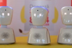 O elevă din Mureş bolnavă de cancer participă la ore din spital cu ajutorul unui roboţel