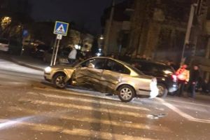 FOTO Accident grav într-o intersecţie din Botoşani! Două autoturisme s-au făcut praf