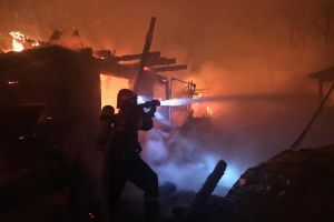 Incendiu violent la Șanţ. Au fost cuprinse de foc patru case, un atelier de tâmplărie şi două anexe
