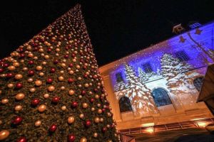 FOTO. Târgul de Crăciun de la Sibiu – Cum arată bradul artificial în valoare de 630.000 de lei. „Este alcătuit din peste 2.400 de crenguţe şi peste 5.000 de globuri“