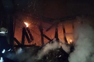 Incendiu la o şura în Bran-Poartă. Pompierii au reuşit să lichideze incendiul