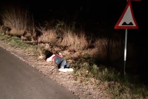 VIDEO Băiat de 21 de ani, inconştient, abandonat pe DN73A în toiul nopţii