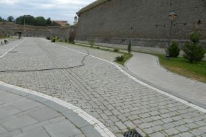 S-a masturbat în faţa a două femei, în şanţurile Cetăţii Alba Carolina. Ce pedeapsă riscă bărbatul pentru fapta sa