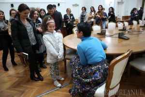 Orădence în lacrimi: Petronela Rotar le-a citit fanilor fragmente emoţionante din cărţile sale  (FOTO)
