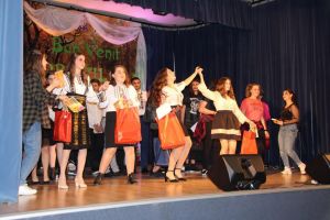 „Toamna Bobocilor”, spectacol dedicat noilor liceeni de la Colegiul ,,Samuil Isopescu”